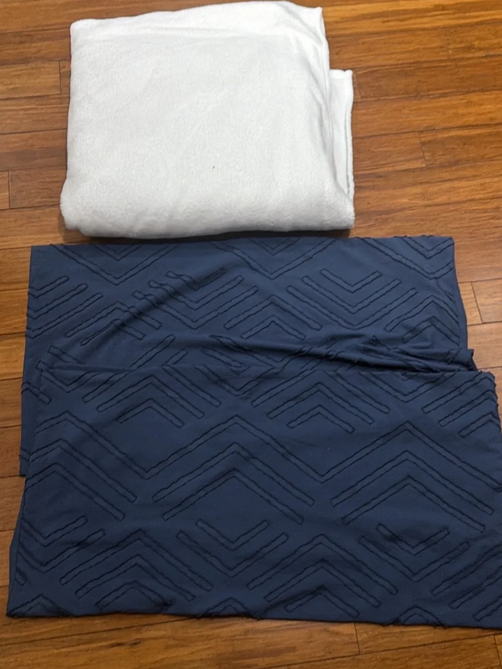 Bundle Queen White Blanket + 2 Pillow Cases navy blue